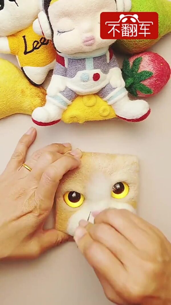 Beginner Cat Felting Kit - DIY Wool Plush Toy with Stable Base & Summer Craft Gift